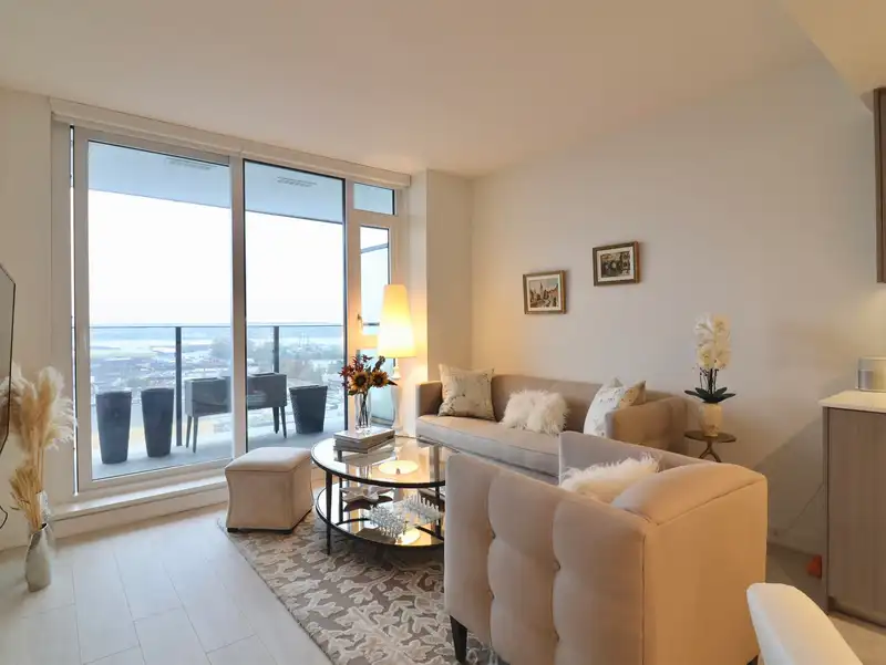 1604 1401 HUNTER STREET - photo 3 of 17