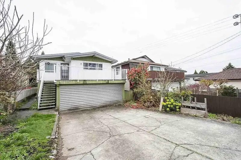 7687 OAK STREET - photo 2 of 6