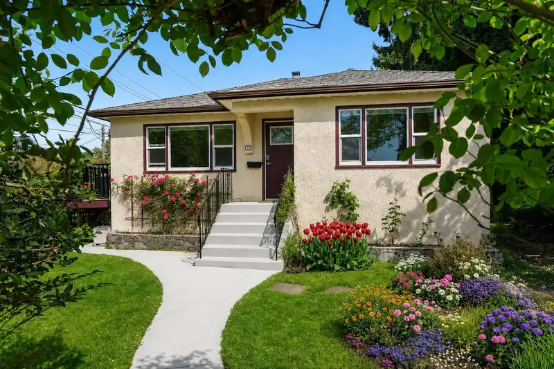 38 N SLOCAN STREET - photo 1 of 36
