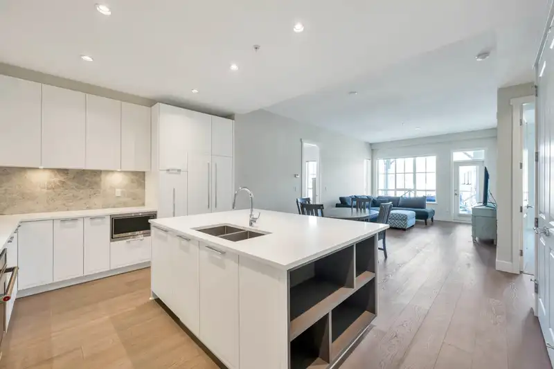 220 5535 ADMIRAL WAY - photo 3 of 28