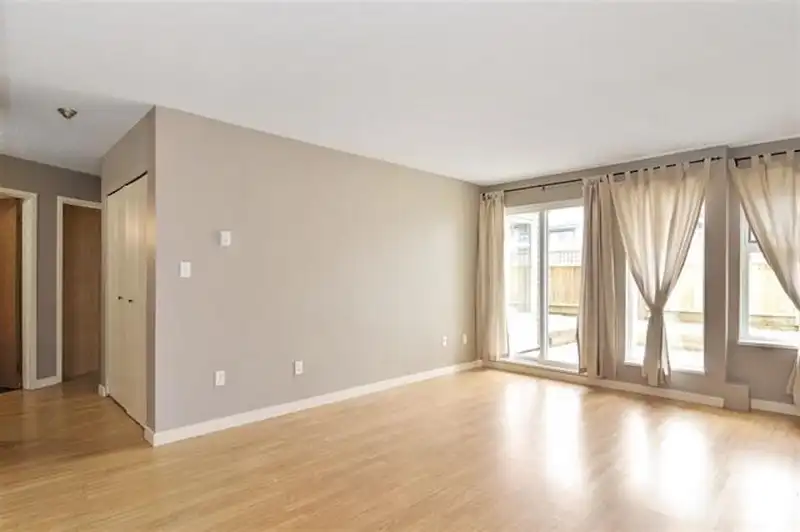 122 1850 E SOUTHMERE CRESCENT - photo 4 of 14