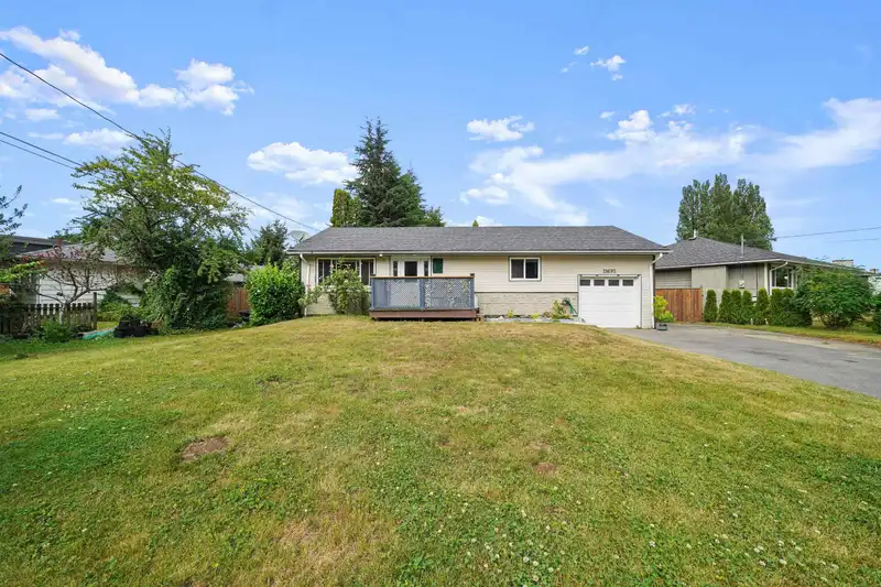 21695 122 AVENUE - photo 1 of 35