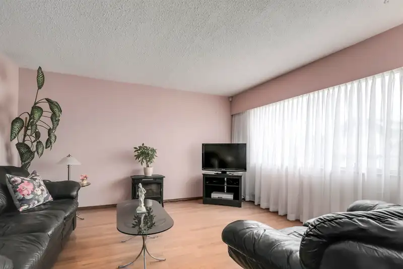 2636 TRIUMPH STREET - photo 3 of 28
