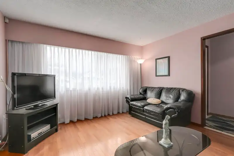 2636 TRIUMPH STREET - photo 4 of 28