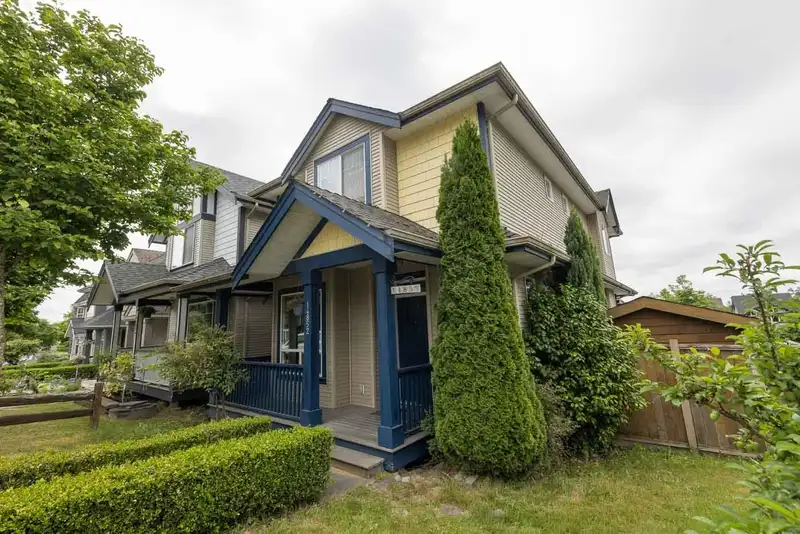 14852 56B AVENUE - photo 2 of 38