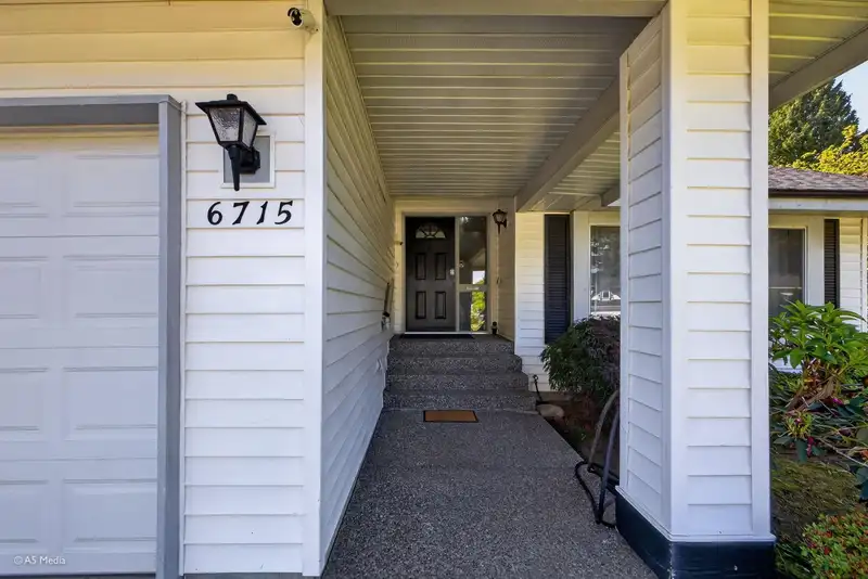 6715 128B STREET - photo 4 of 23
