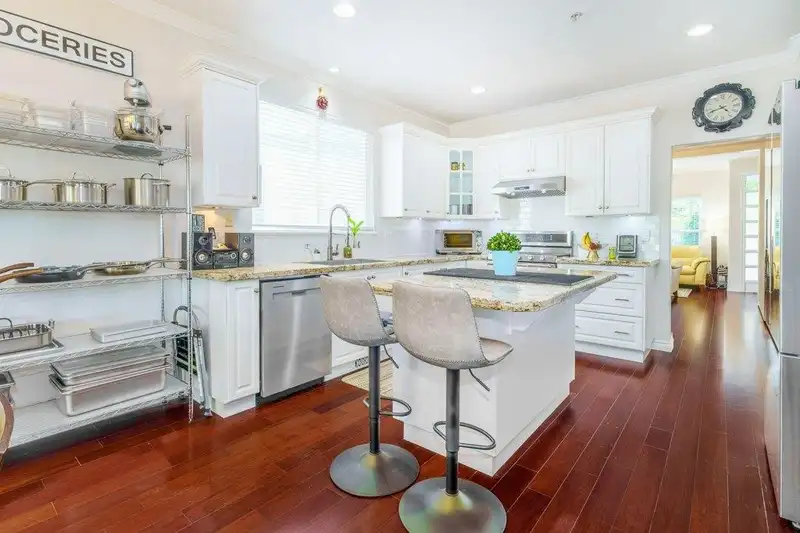 19582 SHINGLEBOLT CRESCENT - photo 2 of 36