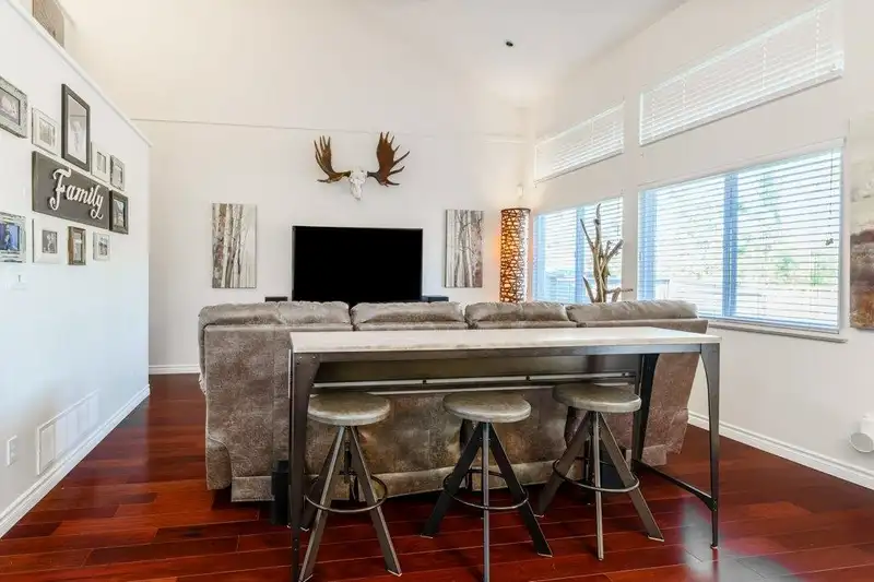 19582 SHINGLEBOLT CRESCENT - photo 4 of 36