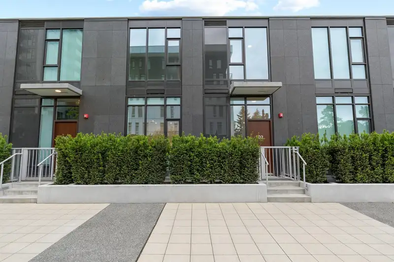 103 318 ALDERSON AVENUE - photo 3 of 31