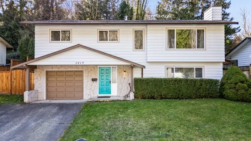 2419 CAMERON CRESCENT - photo 2 of 25