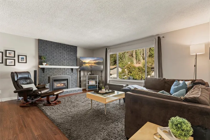 2419 CAMERON CRESCENT - photo 3 of 25