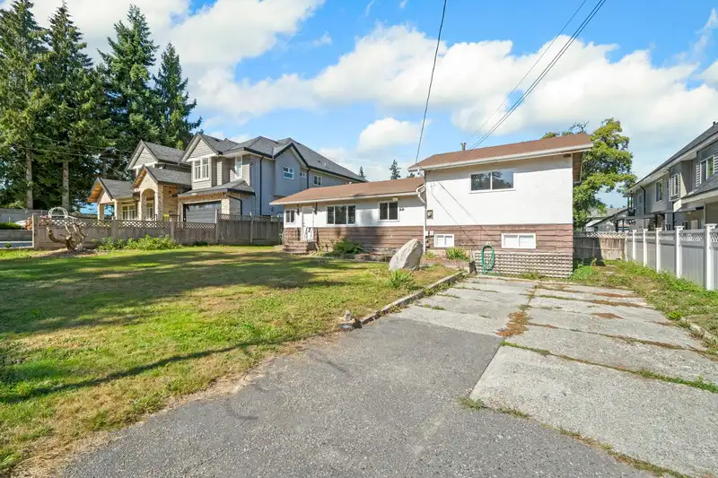 14095 110 AVENUE - photo 4 of 33