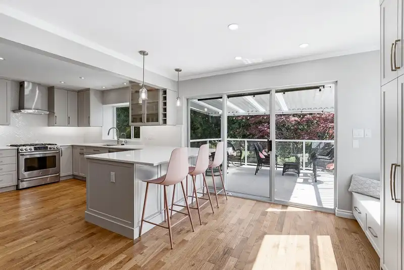 1381 OXFORD STREET - photo 3 of 40