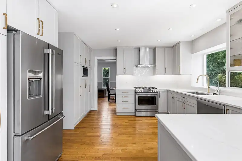 1381 OXFORD STREET - photo 4 of 40