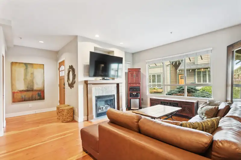 247 FURNESS STREET - photo 4 of 37
