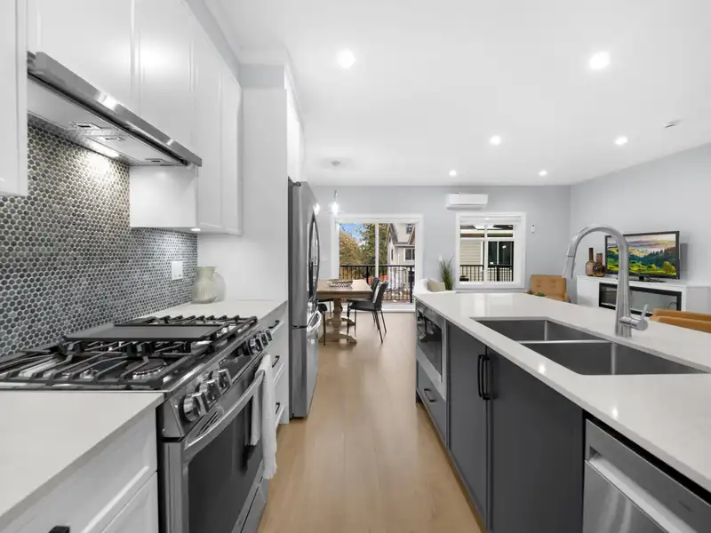 7 9688 182A STREET - photo 3 of 15