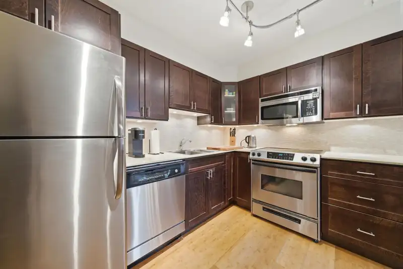 503 3755 BARTLETT COURT - photo 4 of 31