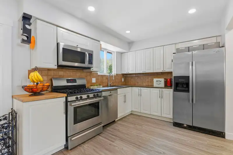 713 APPLEYARD COURT - photo 1 of 40
