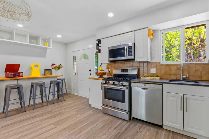 713 APPLEYARD COURT - photo 2 of 40