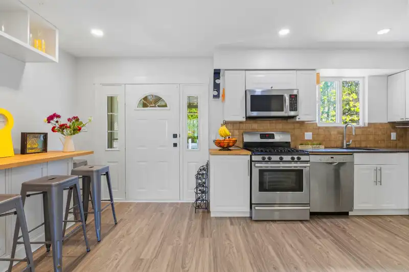 713 APPLEYARD COURT - photo 4 of 40