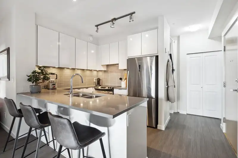 316 9877 UNIVERSITY CRESCENT - photo 2 of 24