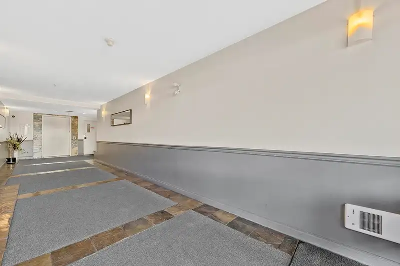 211 868 KINGSWAY - photo 2 of 18