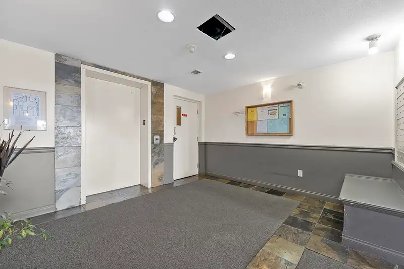 211 868 KINGSWAY - photo 3 of 18