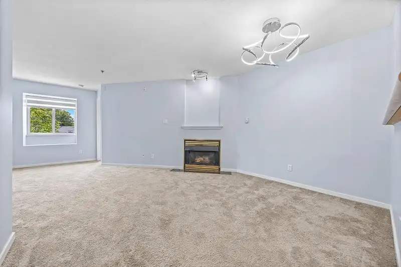 211 868 KINGSWAY - photo 4 of 18