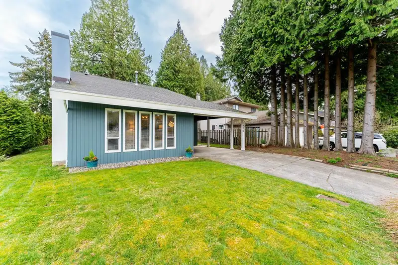 14694 17 AVENUE - photo 3 of 23