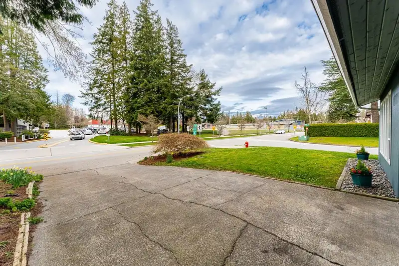 14694 17 AVENUE - photo 4 of 23