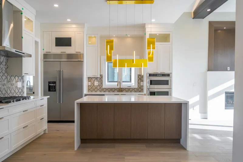 16548 22 AVENUE - photo 2 of 21