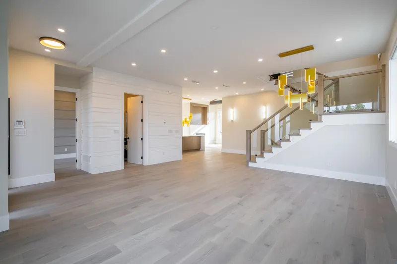 16548 22 AVENUE - photo 3 of 21