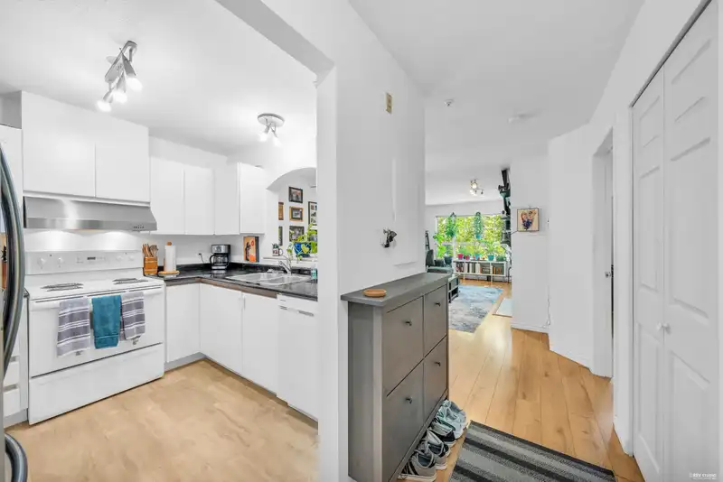 310 2990 PRINCESS CRESCENT - photo 3 of 33