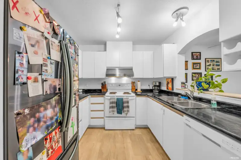 310 2990 PRINCESS CRESCENT - photo 4 of 33