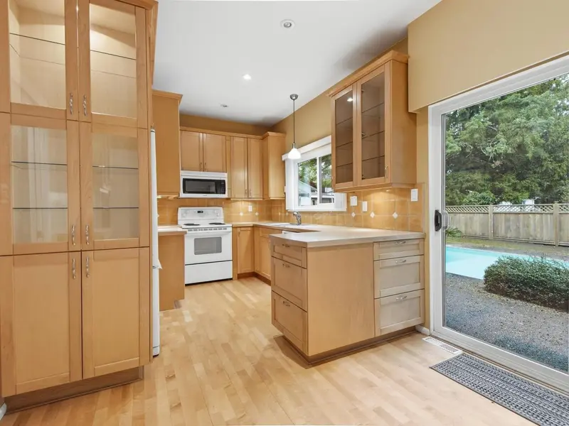 533 ASCOT STREET - photo 3 of 25