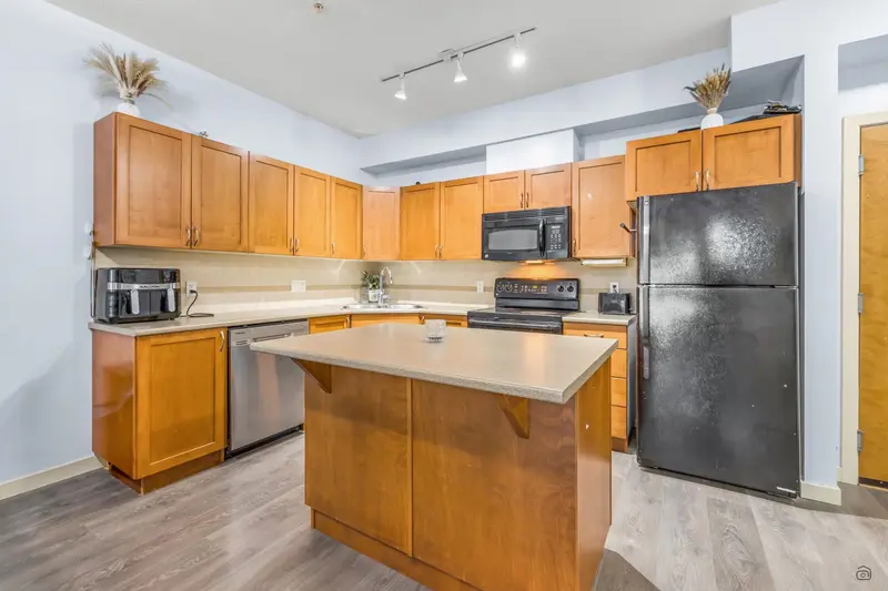 203 33318 E BOURQUIN CRESCENT - photo 3 of 16