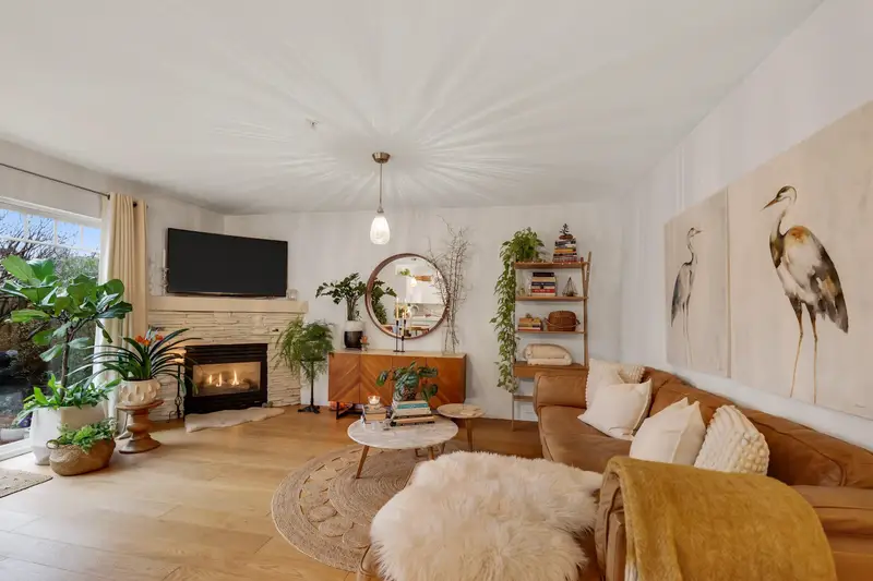 28 1821 WILLOW CRESCENT - photo 4 of 23