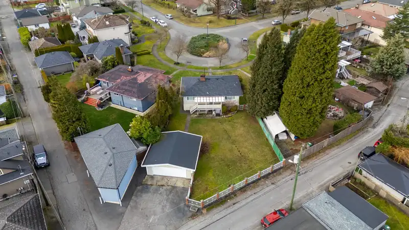 3692 E 24TH AVENUE - photo 4 of 40