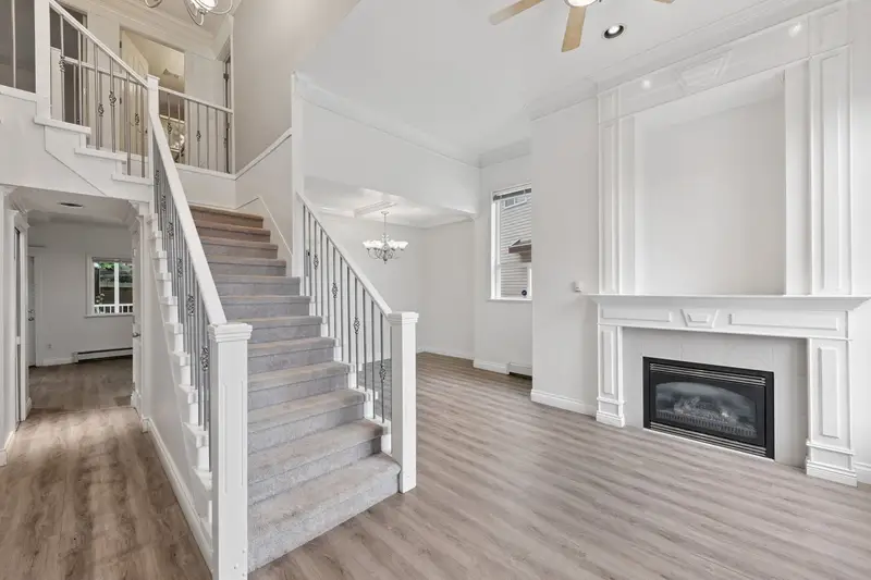 15939 91A AVENUE - photo 4 of 25