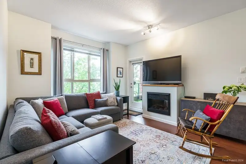 208 285 ROSS DRIVE - photo 2 of 32