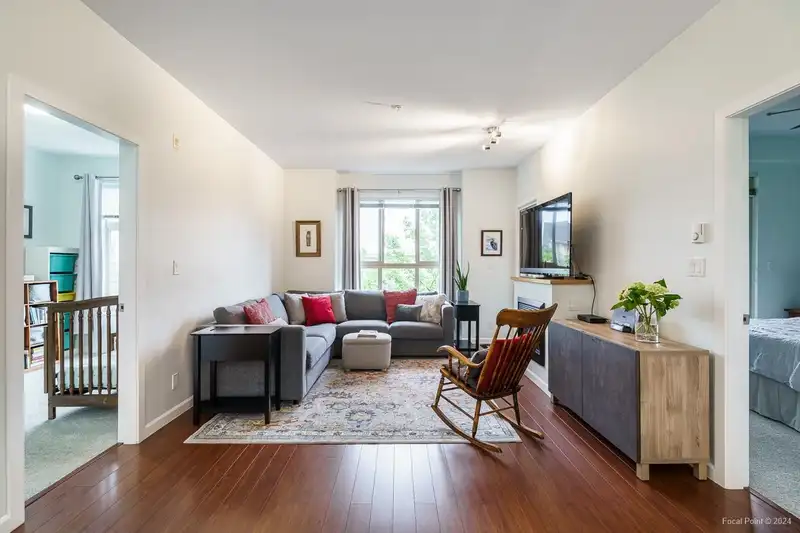 208 285 ROSS DRIVE - photo 3 of 32