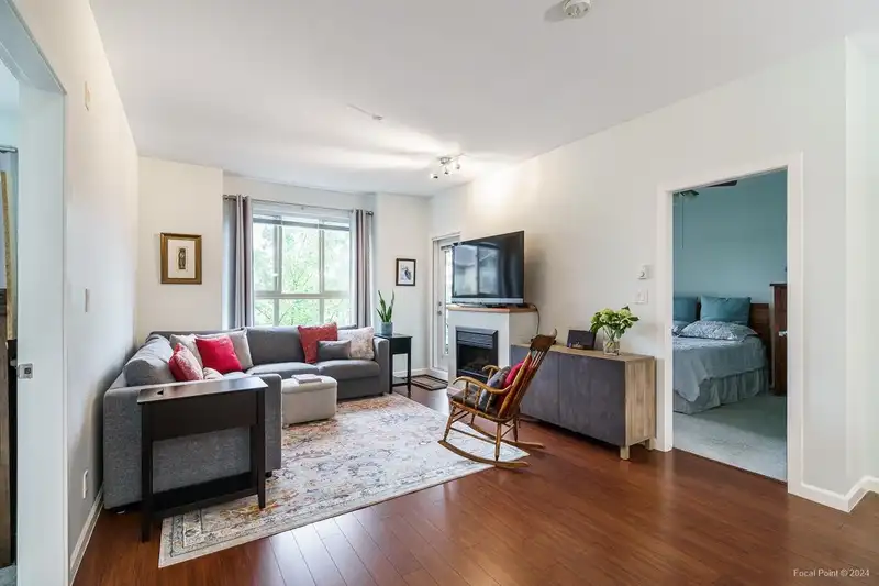 208 285 ROSS DRIVE - photo 4 of 32