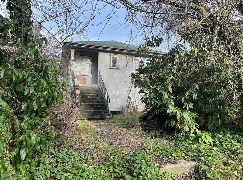 2267 E BROADWAY - photo 2 of 4