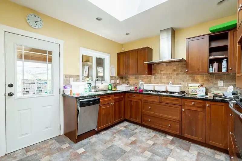 4871 HIGHLAWN DRIVE - photo 4 of 33