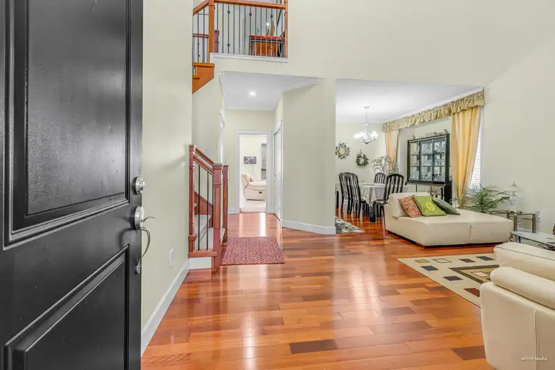 14658 76B AVENUE - photo 3 of 35