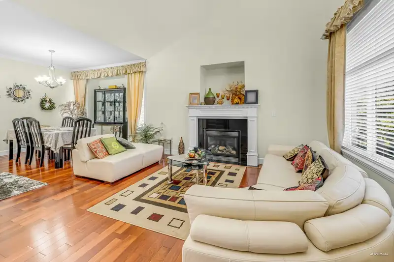 14658 76B AVENUE - photo 4 of 35