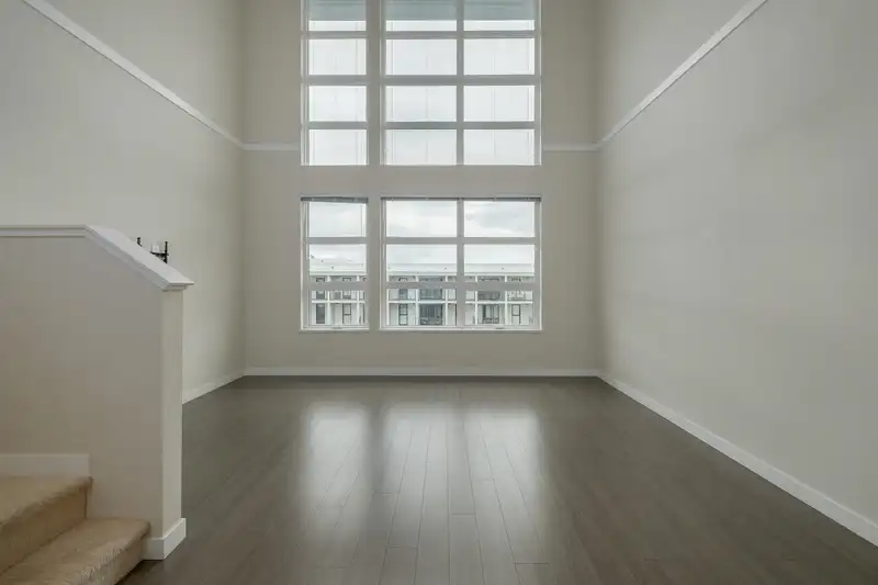 513 9877 UNIVERSITY CRESCENT - photo 3 of 27