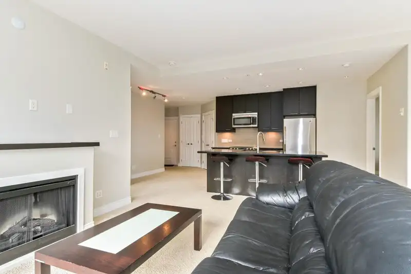 213 2970 KING GEORGE BOULEVARD - photo 4 of 26