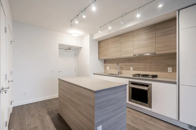 2006 525 FOSTER AVENUE - photo 4 of 25