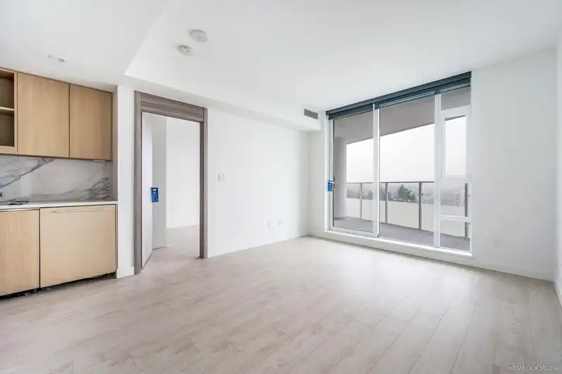 1608 9887 WHALLEY BOULEVARD - photo 4 of 25